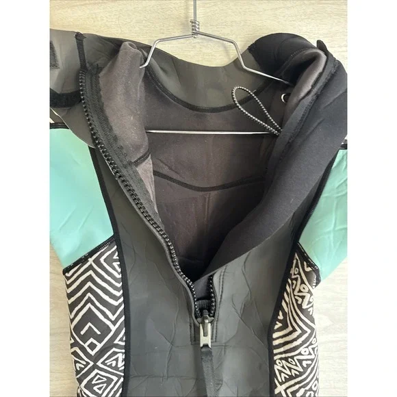 Billabong Synergy 2mm back zip spring shorty wetsuit in the Geo Diamond pattern - Picture 8 of 16